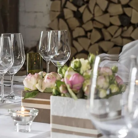 Hotell Romantik Landgasthof Adler Rammingen (Alb-Donau)